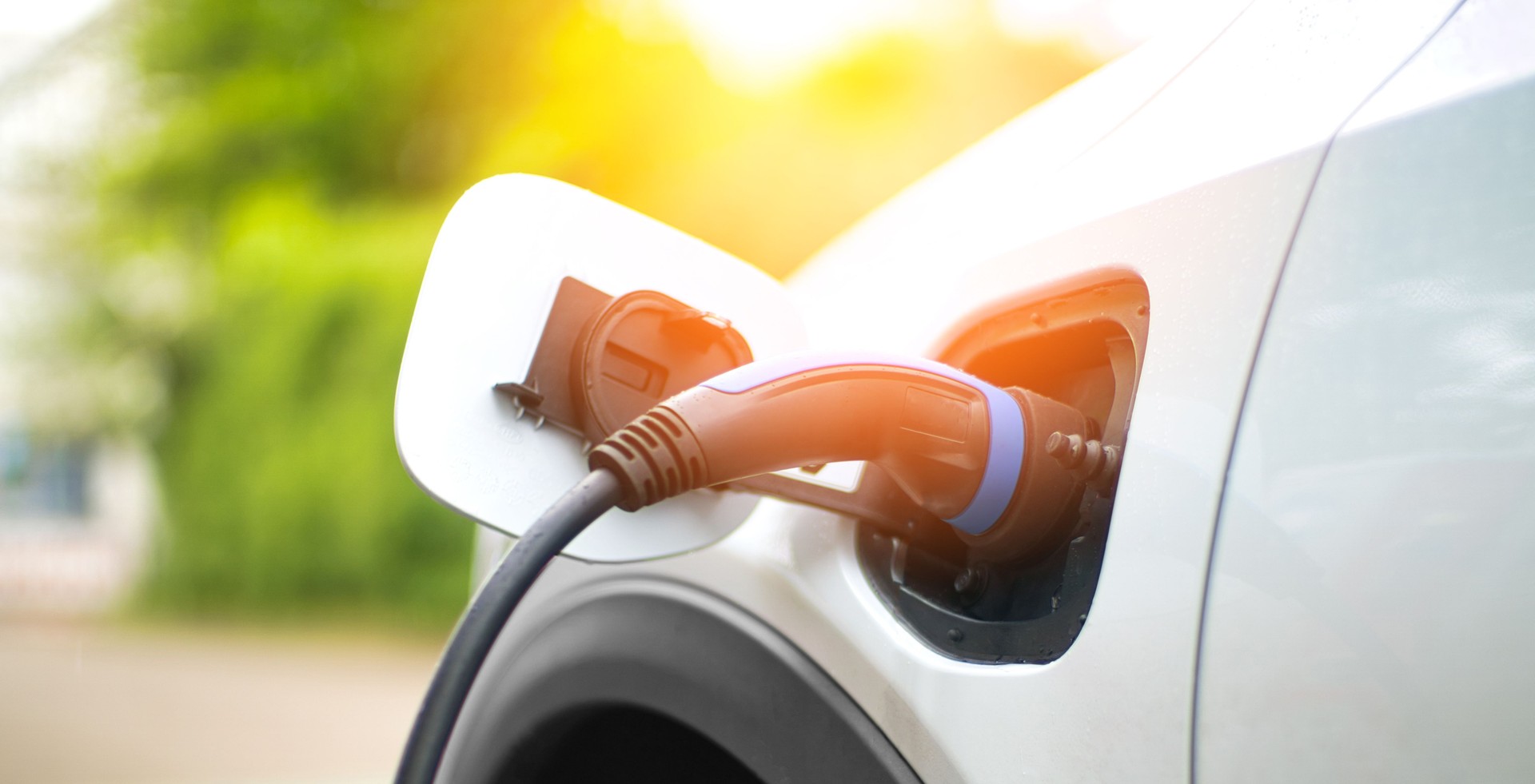 Carregamento de carro elétrico na usina